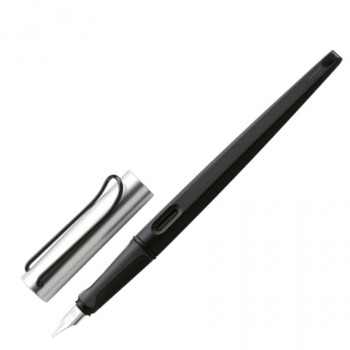 Ручка перьевая Lamy joy Al 011, корпус: черный/серебристый, перо 1,9 мм (LAMY 4029992) Без упаковки, поставлен черный картридж Уценка: без упаковки
Lamy joy Al. Креативность в письме.